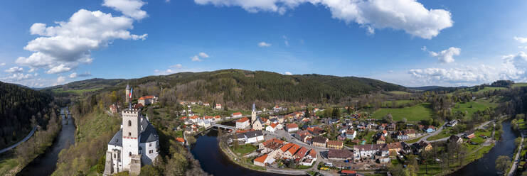 Tschechische Republik, Südböhmische Region, Rozmberk nad Vltavou, Drohnenpanorama der Burg Rozmberk und der umliegenden Stadt im Herbst - WWF06206