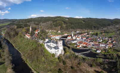 Tschechische Republik, Südböhmische Region, Rozmberk nad Vltavou, Drohnenansicht der Burg Rozmberk und der umliegenden Stadt im Herbst - WWF06208