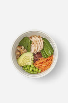 Zutaten für Salat in Schüssel auf weißem Hintergrund angeordnet - YDF00070