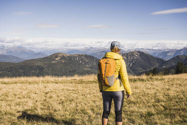 Mature woman looking at mountains on sunny day - UUF27624