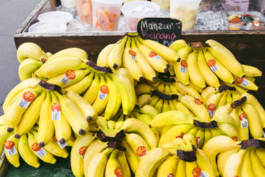 Frische gelbe Bananen zum Verkauf auf dem Bauernmarkt - ACTF00246