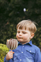 Niedlicher Junge mit Toffee-Apfel im Park - ACTF00256