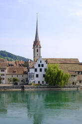 Schweiz, Kanton Schaffhausen, Stein am Rhein, Rhein und historische Häuser vor der Abtei Saint Georges - WIF04604
