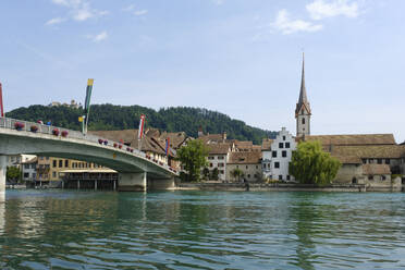 Schweiz, Kanton Schaffhausen, Stein am Rhein, Bogenbrücke über den Rhein mit historischen Häusern im Hintergrund - WIF04605