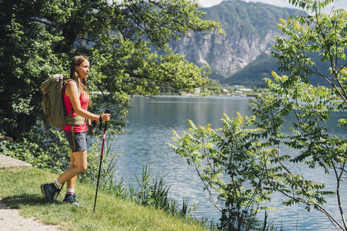 Wanderer bewundert die Natur in der Nähe des Levico-Sees - GIOF15562