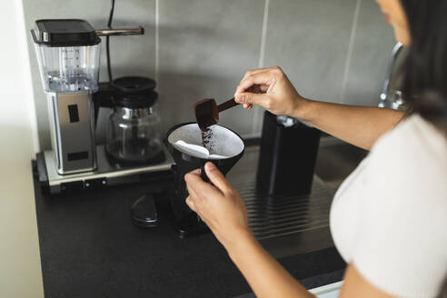 Frau bei der Zubereitung von Kaffee in der Küche zu Hause - DMMF00209