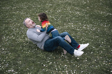 Vater und Tochter spielen im Park - AMWF00844