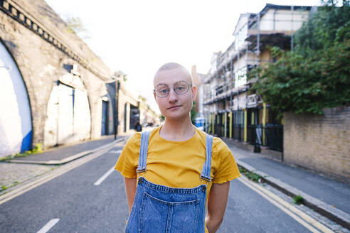 Junge Transgender-Person mit Brille auf der Straße - ASGF03021