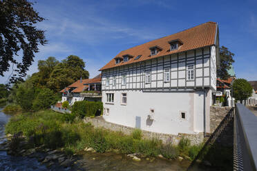 Deutschland, Nordrhein-Westfalen, Lemgo, Fluss Bega und Außenansicht der Langenbrucker Mühle - WIF04607