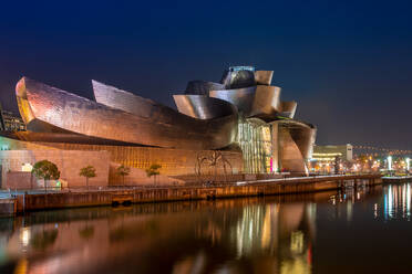 BILBAO, SPANIEN - 27. DEZEMBER 2018: Das Guggenheim Museum Bilbao ist ein Museum für moderne und zeitgenössische Kunst, das vom kanadisch-amerikanischen Architekten Frank Gehry entworfen wurde - ADSF39518