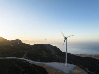 Griechenland, Ägäis, Kos, Windkraftanlagen bei Sonnenaufgang - CVF02184