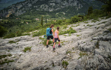 Ältere Frau geht mit Tochter auf einem Berg spazieren - DIKF00752