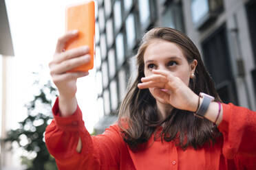 Junge Frau nimmt Selfie durch Smartphone - AMWF00871