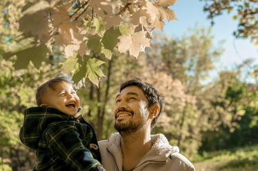 Glücklicher Vater mit Sohn im Park - ANAF00199