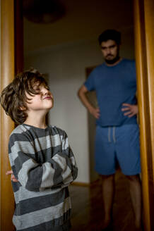 Father looking at angry boy at home - ANAF00220