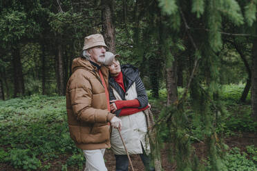 Nachdenkliches Paar im Wald stehend - YTF00232