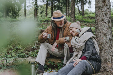 Reife Frau mit Mann bei heißem Tee im Wald - YTF00268