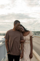 Junges Paar geht zusammen auf einer Brücke - JBUF00032