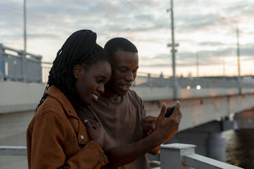 Freund teilt Mobiltelefon mit Freundin auf Brücke - JBUF00040