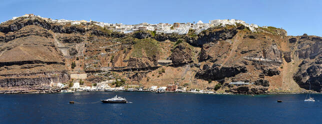 Wand der minoischen Caldera, mit der Stadt Thira (Tanne) am Rand, Santorin, Kykladen, Griechische Inseln, Griechenland, Europa - RHPLF23304