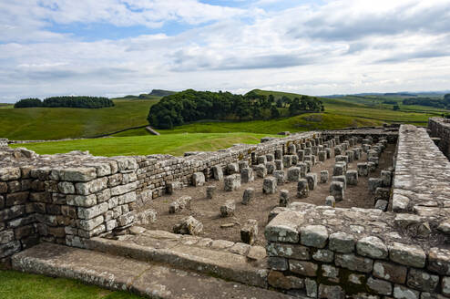 Römisches Fort Housesteads, Vercovicium, 124 n. Chr., Getreidespeicher mit Fußbodenheizung, Hadrians Wall, UNESCO-Weltkulturerbe, Northumbria-Nationalpark, Northumberland, England, Vereinigtes Königreich, Europa - RHPLF23310