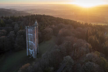 Luftaufnahme von King Alfred's Tower, einem Folly, bei Sonnenuntergang im Winter, nahe Stourhead, Somerset, England, Vereinigtes Königreich, Europa - RHPLF23315