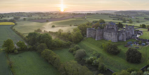 Luftaufnahme von Raglan Castle in der Morgendämmerung, Raglan, Monmouthshire, Wales, Vereinigtes Königreich, Europa - RHPLF23318