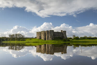 Die herrlichen Ruinen von Carew Castle spiegeln sich im Frühling im Mühlenteich, Carew, Pembrokeshire, Wales, Vereinigtes Königreich, Europa - RHPLF23320