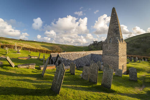 St. Enodoc Church in der Nähe des Eingangs zum Camel Estuary im Frühling, Trebetherick, Cornwall, England, Vereinigtes Königreich, Europa - RHPLF23322