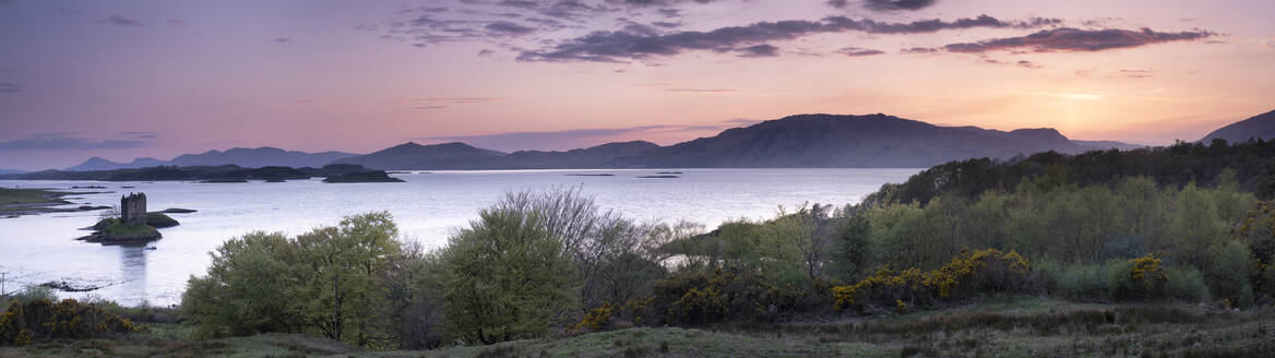 Sonnenuntergang über Castle Stalker und Loch Linnhe, Argyll, Schottland, Vereinigtes Königreich, Europa - RHPLF23353