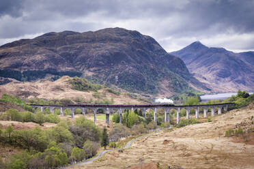 Der Jacobite-Dampfzug auf der Fahrt von Fort William nach Mallaig, auf dem Glenfinnan-Viadukt, Highlands, Schottland, Vereinigtes Königreich, Europa - RHPLF23354