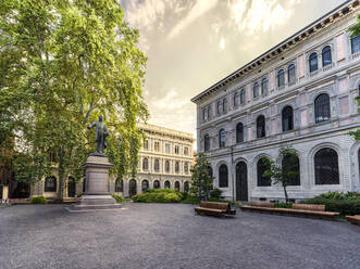 Piazza Minghetti bei Sonnenaufgang im Stadtzentrum von Bologna, Emilia Romagna, Italien, Europa - RHPLF23358