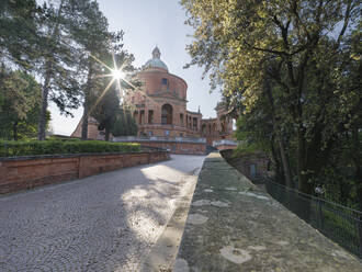 Heiligtum von San Luca bei Sonnenaufgang in Bologna mit einem Sonnenstrahl, Bologna, Emilia Romagna, Italien, Europa - RHPLF23359