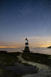 Sternklarer Nachthimmel über dem Leuchtturm Trwyn Du (Penmon-Leuchtturm), Penmon Point, Anglesey, Nordwales, Vereinigtes Königreich, Europa - RHPLF23360