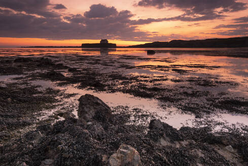 St. Cwyfan's Church auf der Insel Cribinau bei Sonnenuntergang, nahe Aberffraw, Anglesey, Nordwales, Vereinigtes Königreich, Europa - RHPLF23362