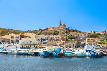 Hafen von Mgarr, mit der Kirche der Madonna von Lourdes im Hintergrund, Ghajnsielem, Gozo, Malta, Mittelmeer, Europa - RHPLF23367