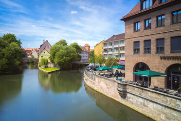 Pegnitzufer mit Trodelmarktinsel und Karlsbrucke in der Ferne, Nürnberg, Bayern, Deutschland, Europa - RHPLF23371