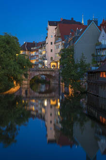 Wohngebäude entlang der Pegnitz von der Henkersteg-Brücke aus gesehen, Nürnberg, Bayern, Deutschland, Europa - RHPLF23378