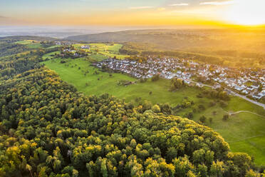 Deutschland, Baden-Württemberg, Drohnenansicht der Stadt im Remstal bei Sonnenuntergang - STSF03547