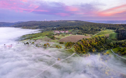 Deutschland, Baden-Württemberg, Drohnenansicht des in dichten Herbstnebel gehüllten Remstals - STSF03549