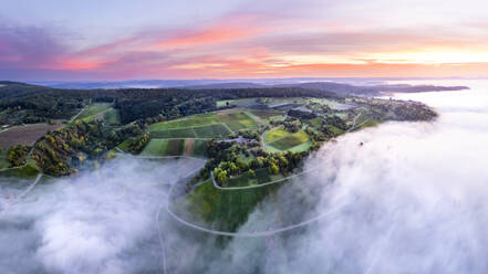 Deutschland, Baden-Württemberg, Drohnenansicht des in dichten Herbstnebel gehüllten Remstals - STSF03550