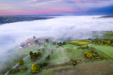 Deutschland, Baden-Württemberg, Drohnenansicht des in dichten Herbstnebel gehüllten Remstals - STSF03552