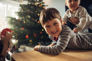 Junge zu Hause während der Weihnachtszeit. Kinder haben Spaß zu Hause mit der Familie während der Weihnachtszeit. - JLPSF10898