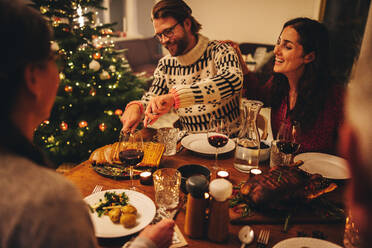 Europäische Familie beim gemeinsamen Weihnachtsessen. Familie feiert Weihnachten zusammen zu Hause. - JLPSF10956