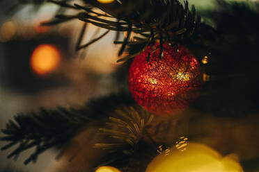 Weihnachtskugel Nahaufnahme hängen auf Weihnachtsbaum. Weihnachtsbaum mit roten Kugeln Licht. - JLPSF11145