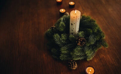 Adventskranz mit brennenden Kerzen auf dem Tisch, Weihnachtsdekoration. - JLPSF11149