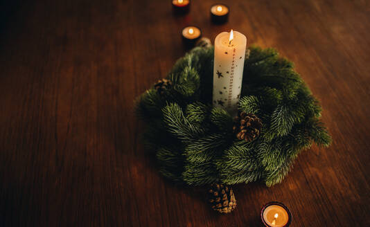 Adventskranz mit brennenden Kerzen auf dem Tisch, Weihnachtsdekoration. - JLPSF11149