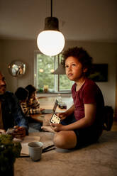 Junge steuert Licht über Hausautomatisierungssystem per Smartphone - MASF31999