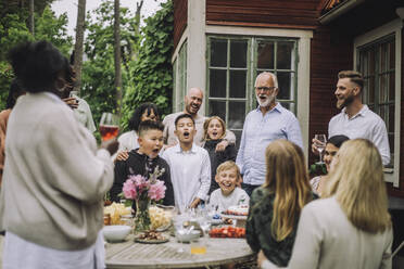 Fröhliche Mehr-Generationen-Familie schreit bei einer Geburtstagsfeier - MASF32262