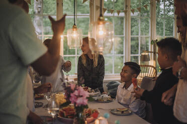 Freunde feiern Geburtstagsparty mit Familie am Esstisch - MASF32277